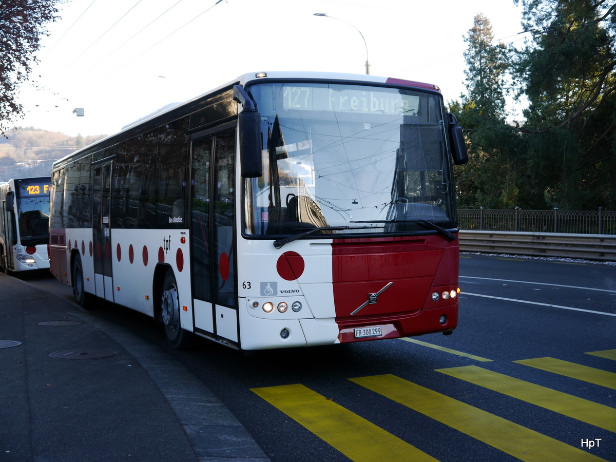 tpf - Volvo 8700  Nr.63  FR 300299 unterwegs in der Stadt Freiburg am 07.12.2017