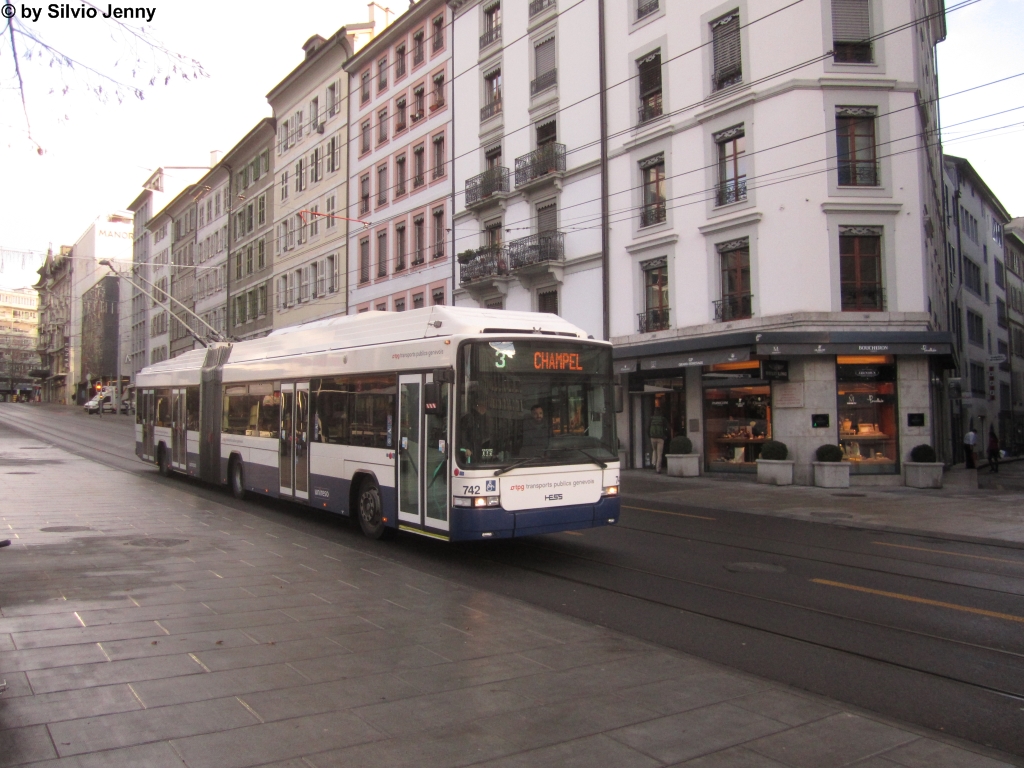 tpg Nr. 742 (Hess Swisstrolley 3 BGT-N2C) am 10.1.2015 in Genève, Bel-Air.