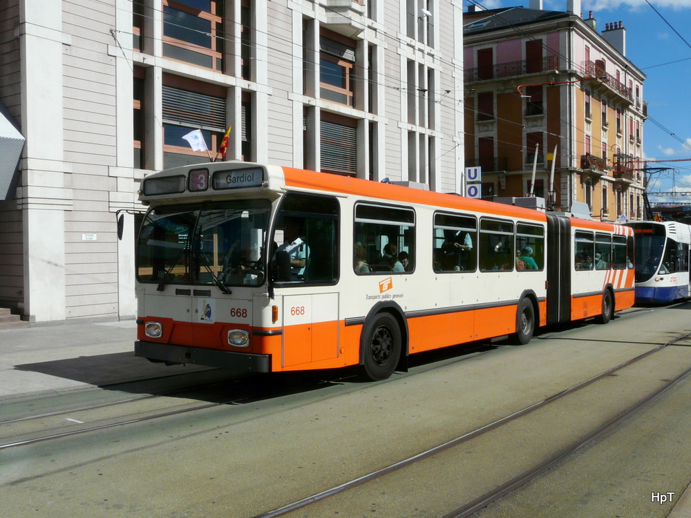 TPG - Saurer-Hess GT 560  Nr.668 unterwegs auf der Linie 3 in Genf am 09.09.2013
