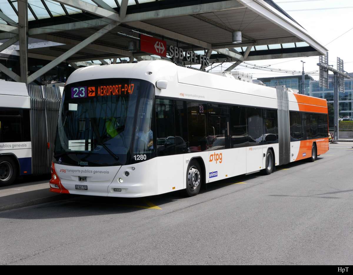 tpg - TOSA / Hess Bus Nr.1280  GE  961721 unterwegs auf der Linie 23 bei den Haltestellen vor dem Flughafen in Genf am 06.04.2019