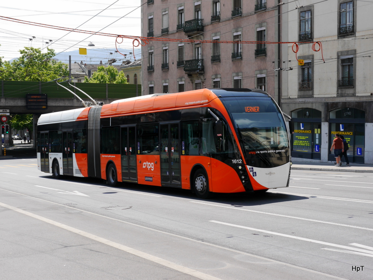 tpg - Trolleybus Nr.1612 unterwegs auf der Linie 19 in der Stadt Genf am 03.06.2017