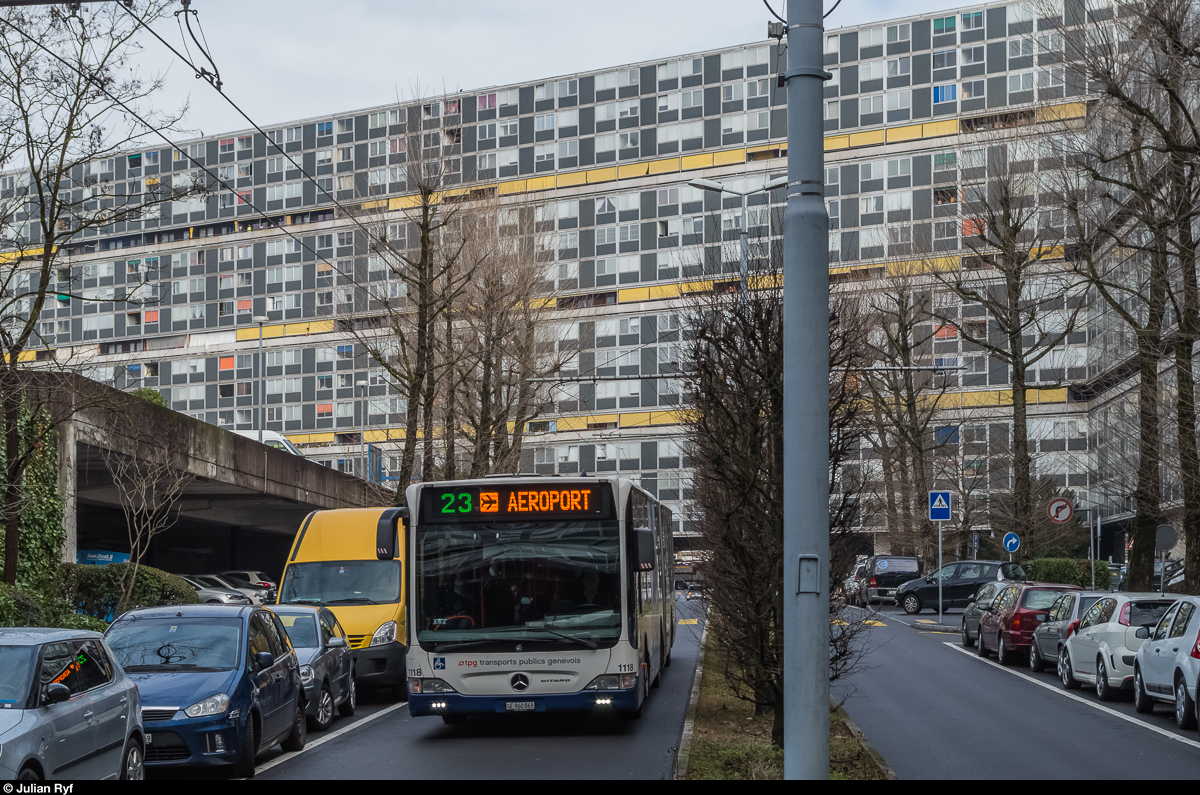 TPG Wagen 1118 hat auf der Linie 23 auf seiner Stichfahrt in den Lignon am 6. Februar 2017 gerade die Haltestelle  Cité Lignon  in Richtung  Tours Lignon  verlassen. Beide Haltestellen gehören zum Lignon, dem längsten Wohngebäude Europas.