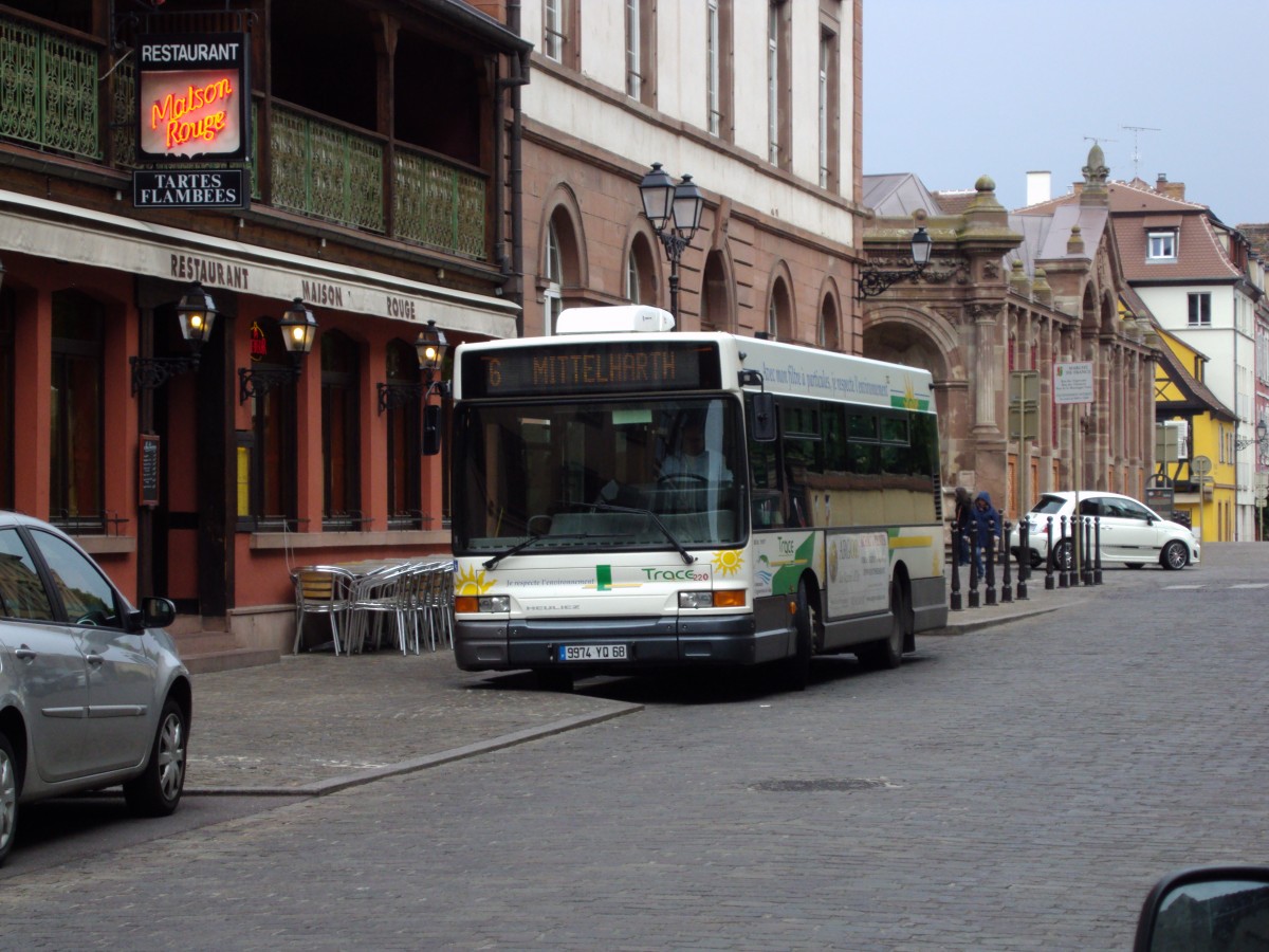 TRACE-Heuliez Bus bei einer Haltestelle in Colmar am 30.4.14. 