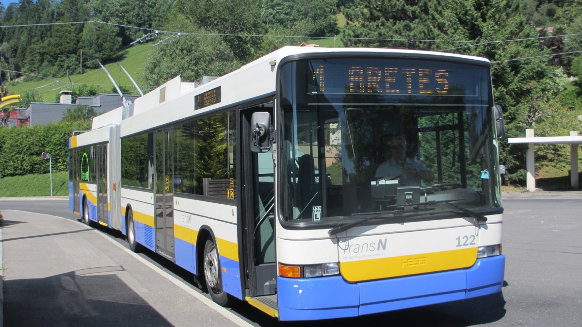 transN Nr. 122 (NAW/Hess SwTr2) am 15.8.2013 in der Endschleife Recorne. Von den einst 9 Gelenktrolley's (Solaris und NAW) sind gerade mal noch 2 Fahrzeuge in La Chaux de Fonds.  