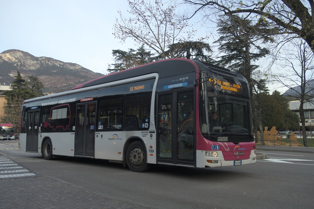 Trient: MAN Lion's City Bus Nr. 725 der Linie 12 nach Via Ghiate - Ravina - Romagnano von Trentino Trasporti bei der Haltestelle Piazza Dante/Stazione FS. Aufgenommen 2.12.2017.