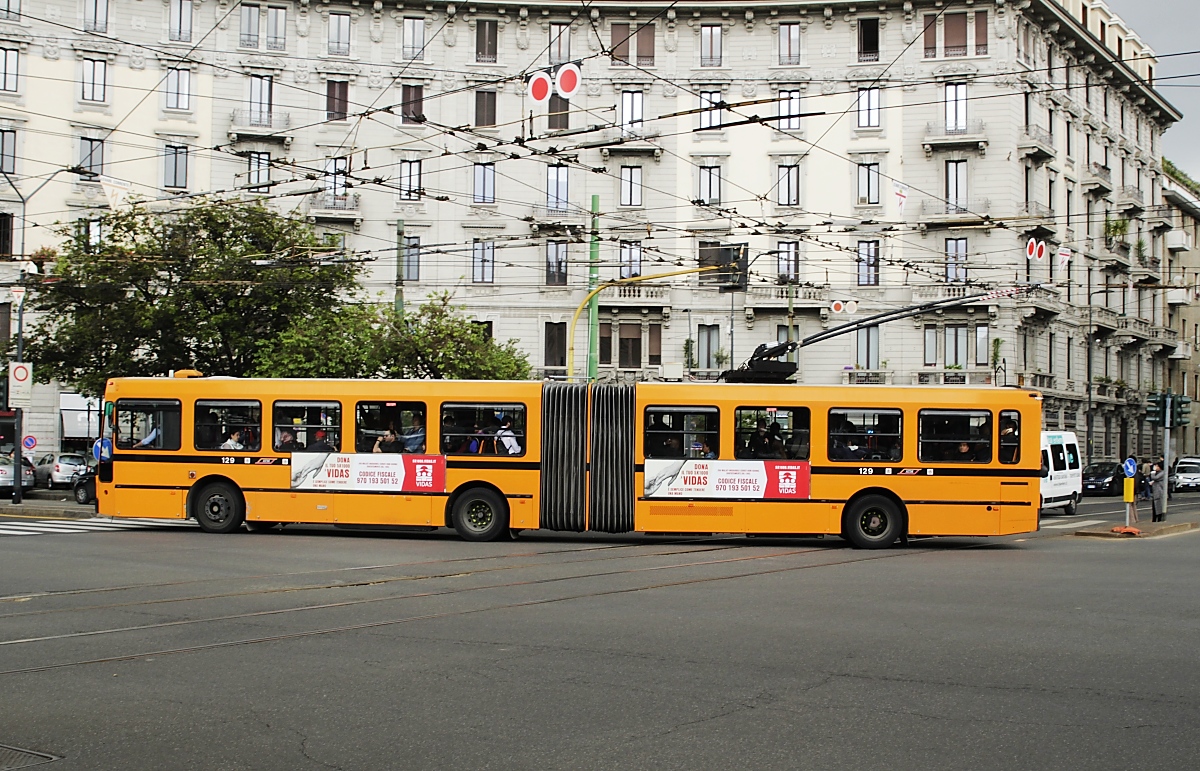 Trolleybus Milano: Iveco/Sozimi (Elektrik AEG-Cuzac) Nr. 129 am 03.05.2019 an der Piazza Calazzo