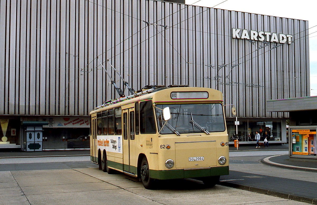 TS 3 62 der Stadtwerke Solingen Mitte der 1980er Jahre in der Wendeschleife am Graf Wilhelm-Platz, im Hintergrund das inzwischen abgerissene Karstadt_kaufhaus