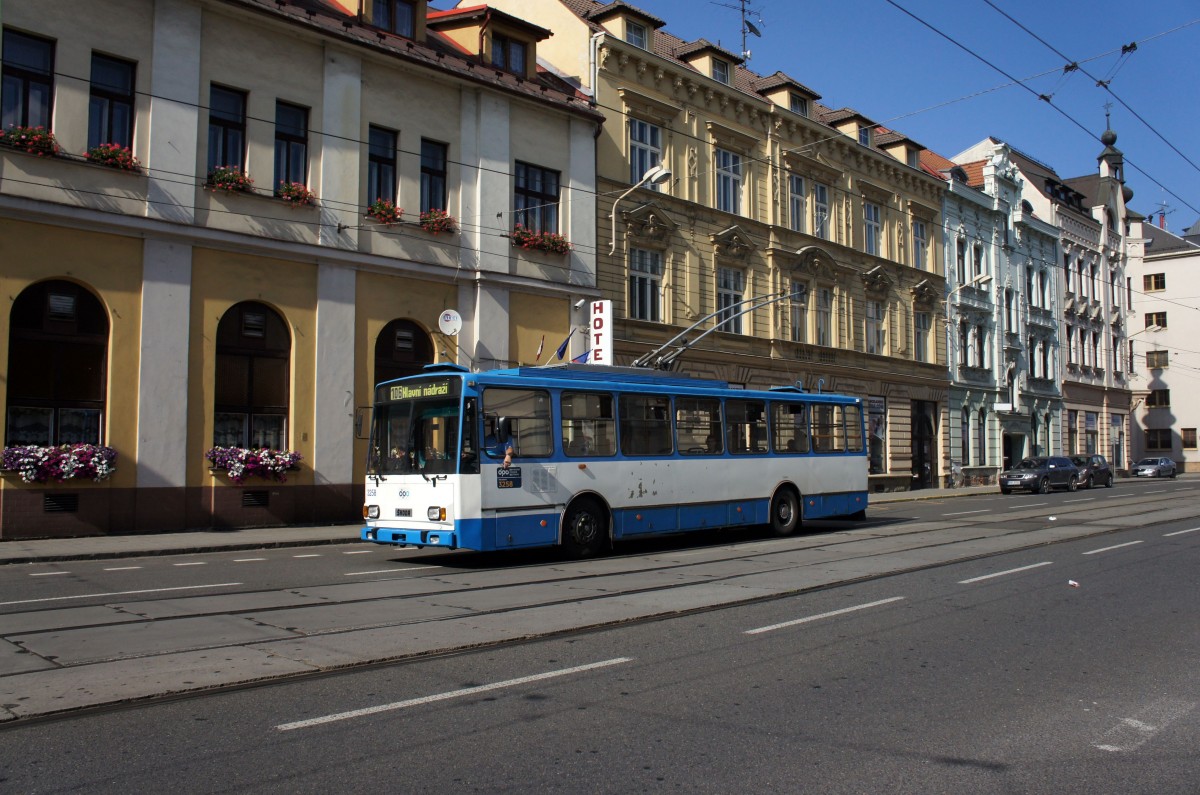 Tschechische Republik / Ostrava: Škoda 14TrM, ein O-Bus mit der Wagennummer 3258, aufgenommen im Juni 2014 in der Nähe vom Bahnhof (Straßenname: Nádra¸ní) von Ostrava.