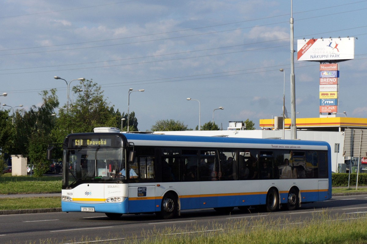 Tschechische Republik / Ostrava: Solaris Urbino 15 mit der Wagennummer 7609, aufgenommen im Juni 2014 an der Haltestelle  Zahrádky  in Ostrava.