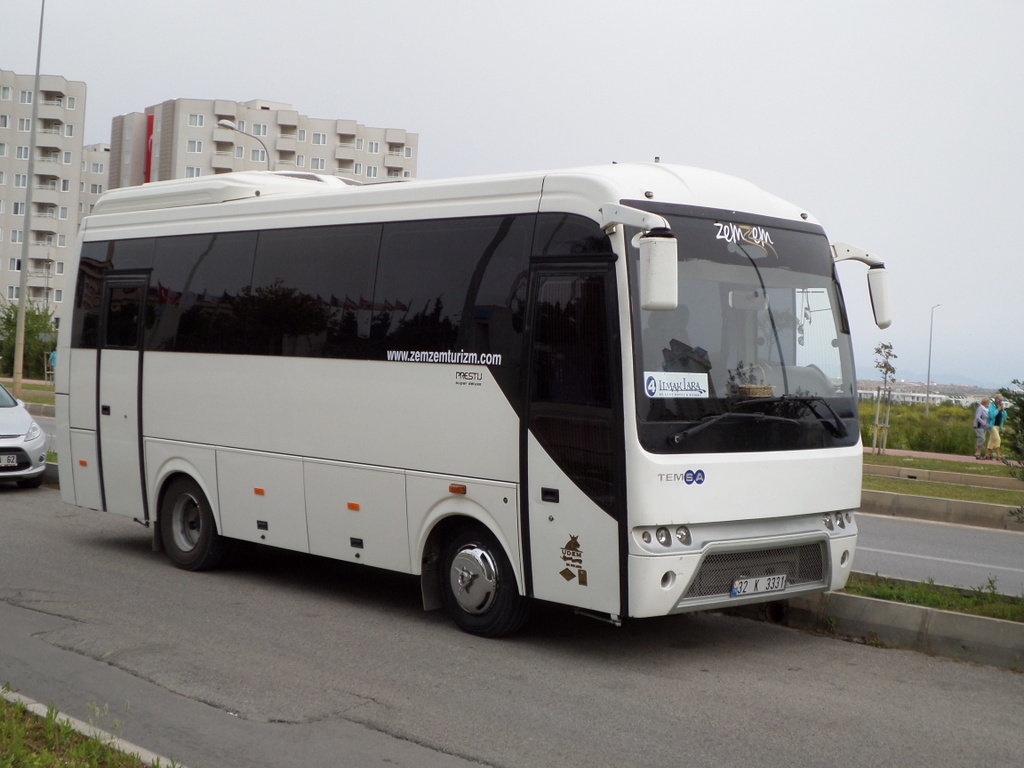 trkischer Shuttel-Bus Temsa super deluxe stand am 26.04.2015 vor dem Hotel Limak Lara in Antalya abgestellt.