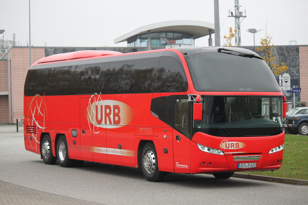 Uecker-Randow Bus abgestellt am 15.11.2014 in Hhe Rostock Hbf/Sd 