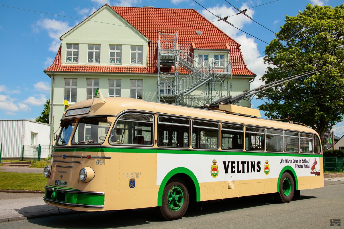 Uerdingen-Henschel O-Bus Wagen 59 an der Schule Widdert in Solingen, Mai 2021.