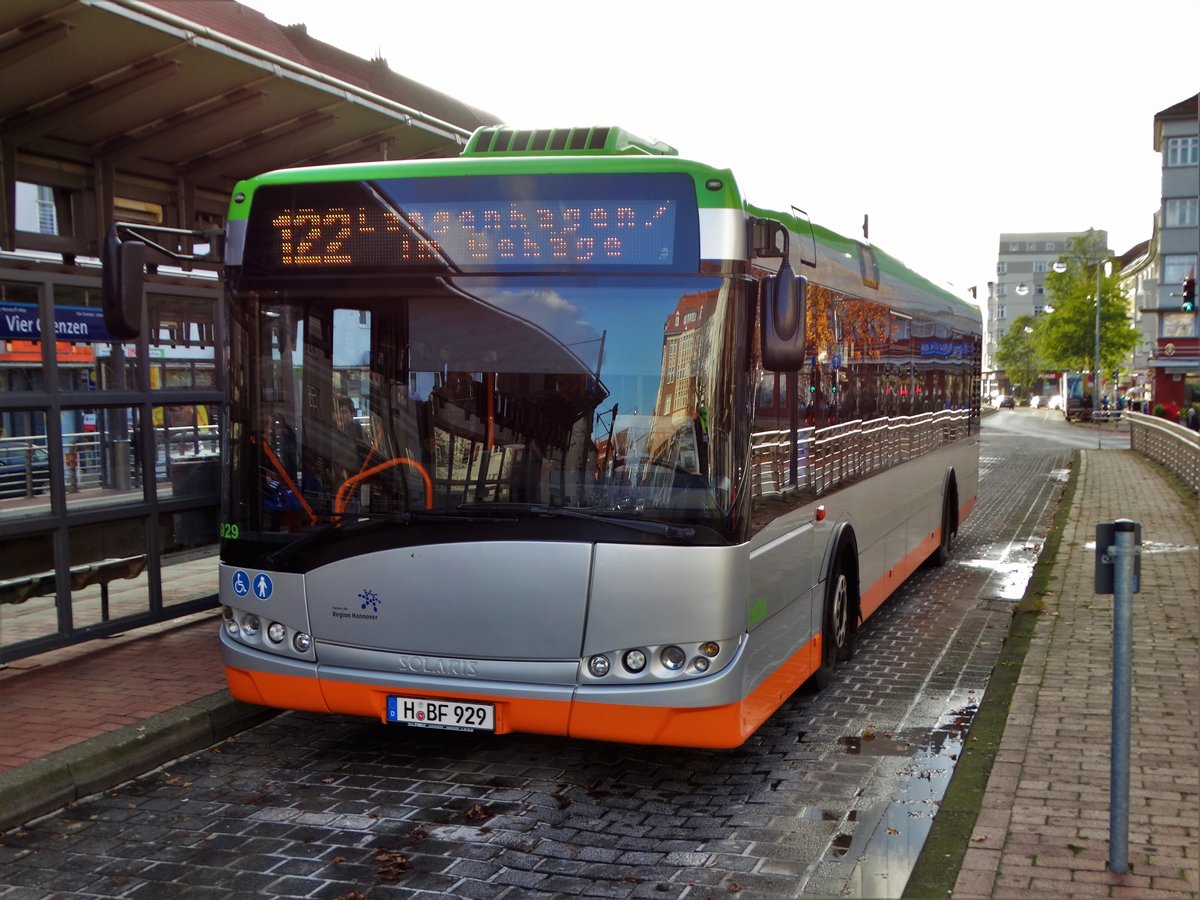 ÜSTRA Hannoversche Verkehrsbetriebe Solaris Urbino 12 am 17.11.17 auf der Linie 122 in Hannover