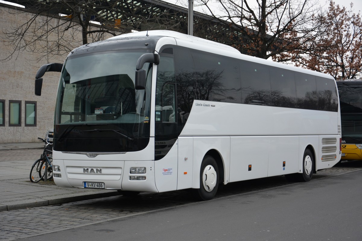 V-KV 486 steht am 14.03.2015 in Berlin am Zoologischen Garten. Aufgenommen wurde ein MAN Lion's Coach.
