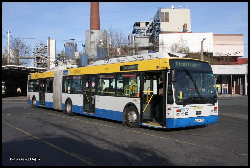Van Hool O-Bus ist am 12.4.2015 auf dem Betriebshof in Solingen angekommen und wird abgerüstet. - Das Foto war im Rahmen eines Museumsbesuches bei den Stadtwerken Solingen möglich!