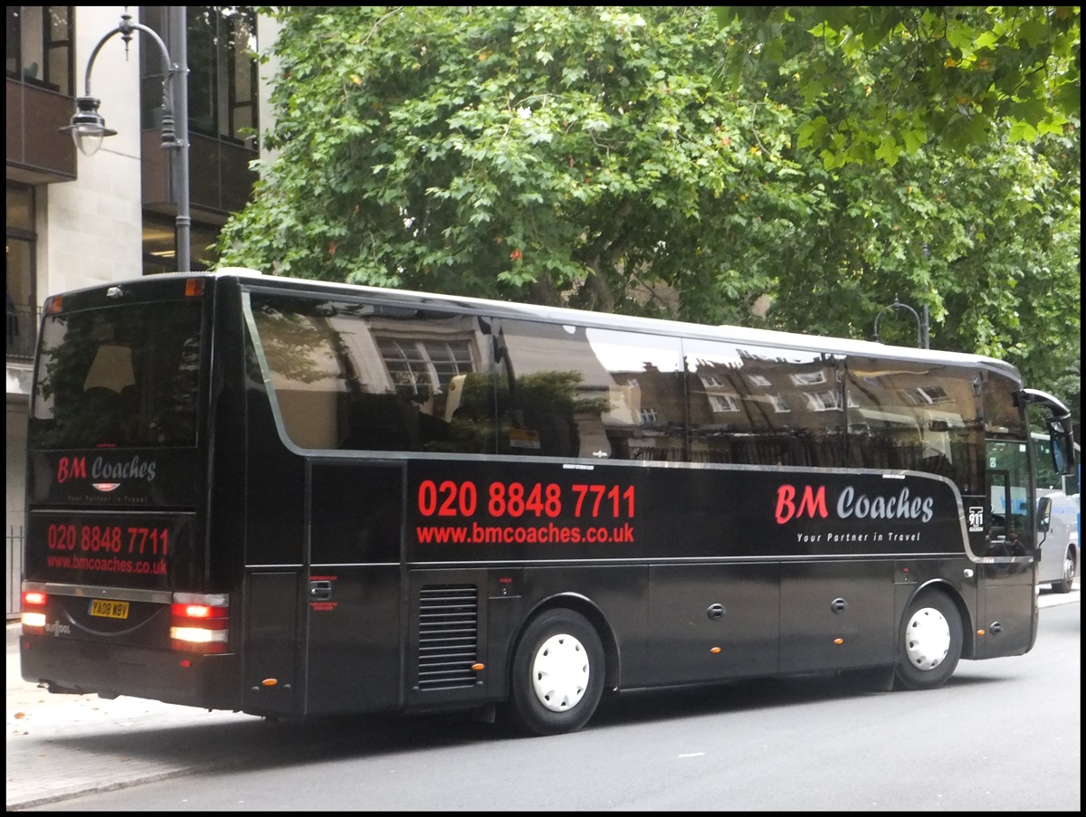 Van Hool T911 von BM Coaches aus England in London am 23.09.2013