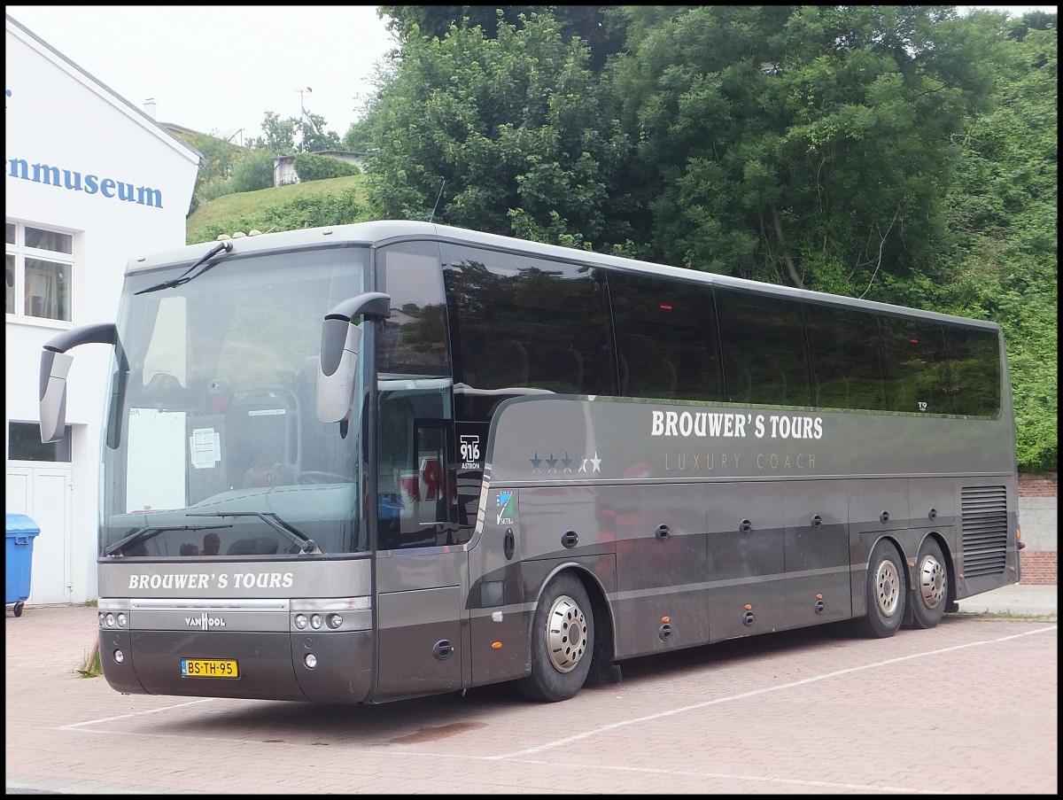 Van Hool T916 von Brouwer's Tours aus den Niederlanden im Stadthafen Sassnitz am 05.07.2013