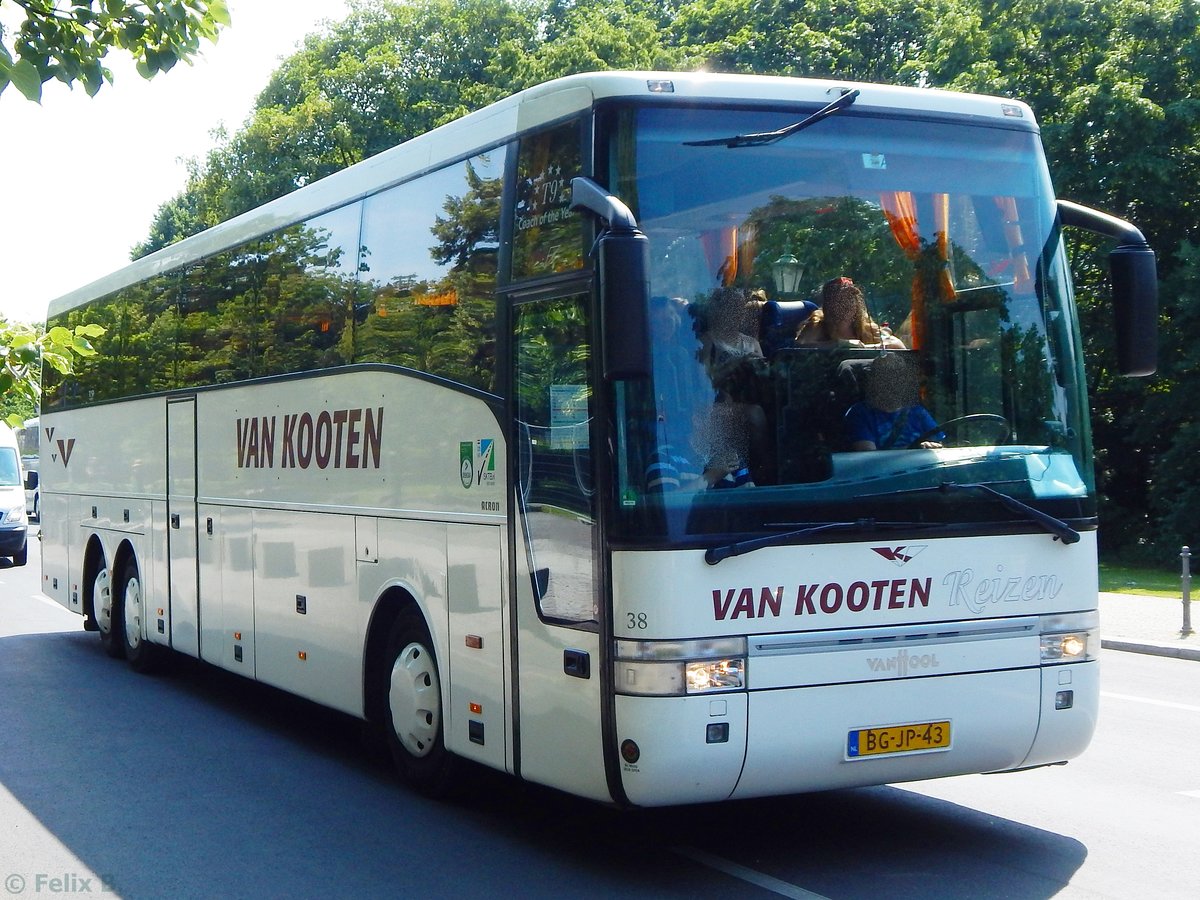 Van Hool T916 von Van Kooten aus den Niederlanden in Berlin am 08.06.2016