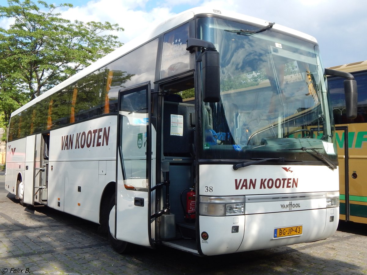 Van Hool T916 von Van Kooten aus den Niederlanden in Berlin am 09.06.2016