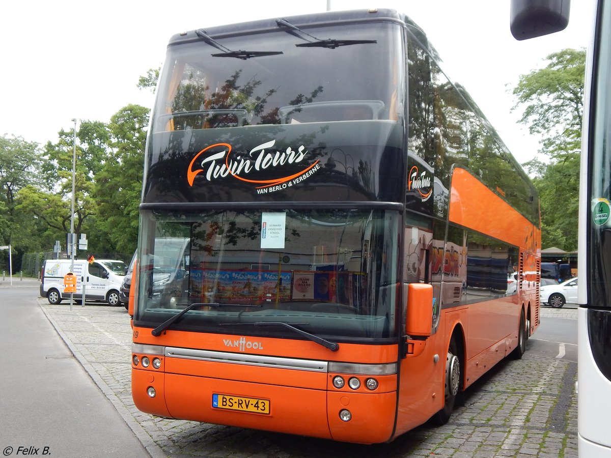 Van Hool von TD927 Twin Tours aus den Niederlanden in Berlin am 09.06.2016