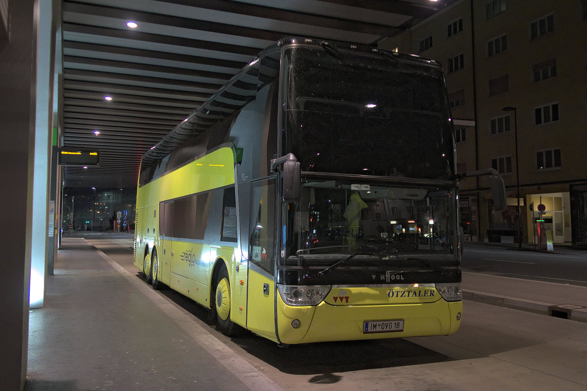 Van Hool TDX27 Astromega von tztaler, IM-OVG18, ist nachts am Busbahnhof Innsbruck abgestellt. Dieser Bus kommt blicherweise auf dem Schnellkurs 960X Innsbruck - Lienz zum Einsatz. Aufgenommen 19.6.2017.