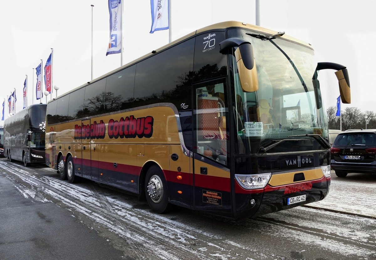 Van Hool TX15 Acron, 'Busbetrieb Steghan Goldhahn -Reiseclub Cottbus', zur Grünen Woche in Berlin /Olympischer Platz im Januar 2019. (Grüne Woche)