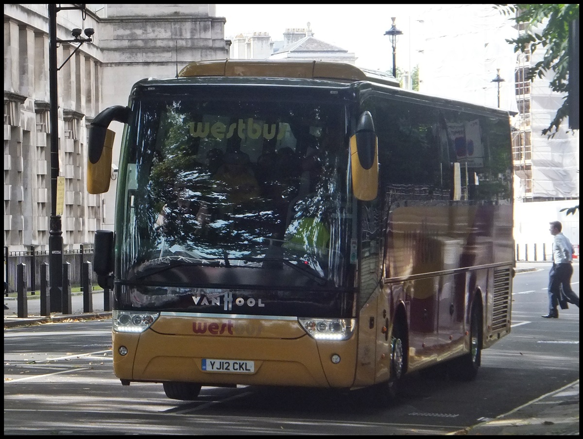 Van Hool TX15 von Westbus aus England in London am 26.09.2013