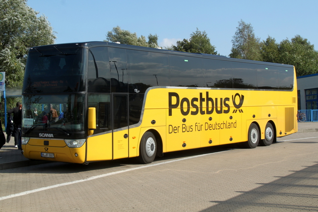 Van Hool TX21 Altano der Firma Postbus stand am 18.09.2015 als Linie 60905 von Hamburg nach Greifswald in Hhe Rostock Hauptbahnhof/Sd.