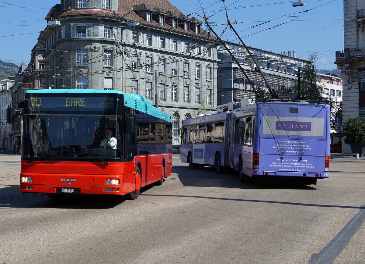 VB: Ein MAN-Bus der Linie 70 auf dem Centralplatz Biel am 13. April 2014 bei einer Kreuzung mit dem Trolleybus Nr. 86 der Linie 4.
Foto: Walter Ruetsch