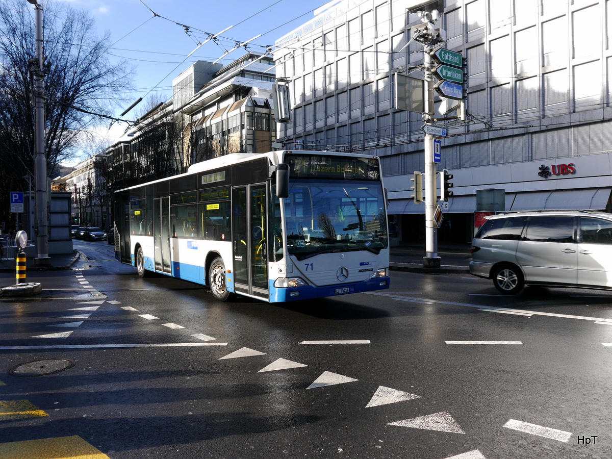 VBL - Mercedes Citaro  Nr.71  LU  15016 unterwegs auf der Linie 21 vor dem Bahnhof in Luzern am 09.12.2017