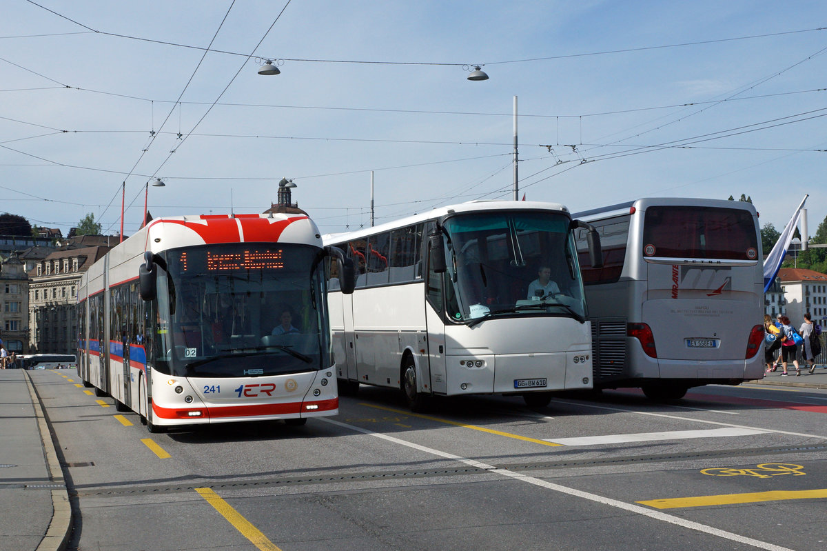VBL: Nicht gestelltes Bustreffen vom 21. Mai 2016 auf der Seebrücke Luzern zwischen dem neuen Hess Trolleybus und zwei Reisecars.
Foto: Walter Ruetsch