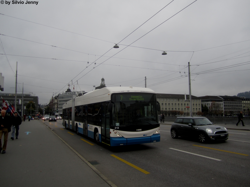 vbl Nr. 213 (Hess Swisstrolley 3 BGT-N2C) am 27.10.2014 auf der Seebrücke.
