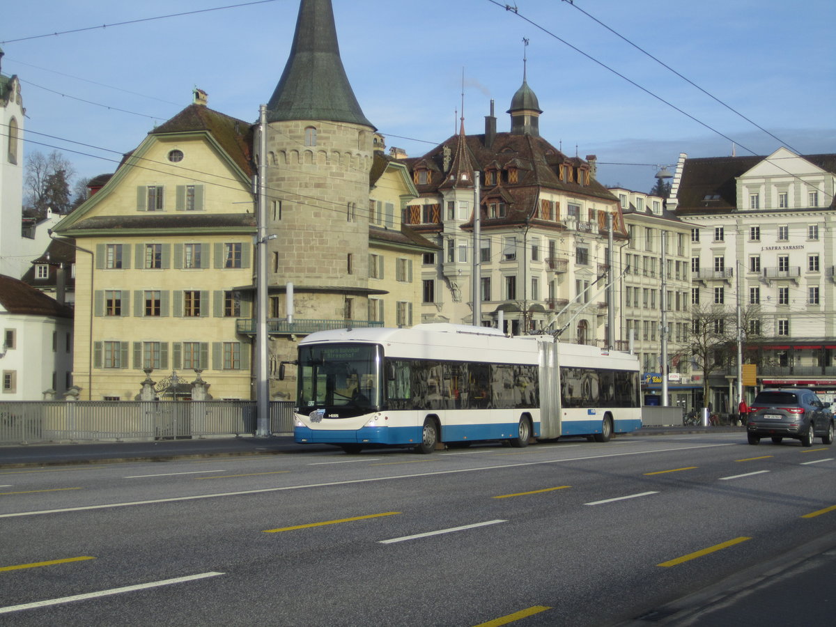 vbl Nr. 216 (Hess Swisstrolley 3 BGT-N2C) am 5.2.2021 beim Schwanenplatz
