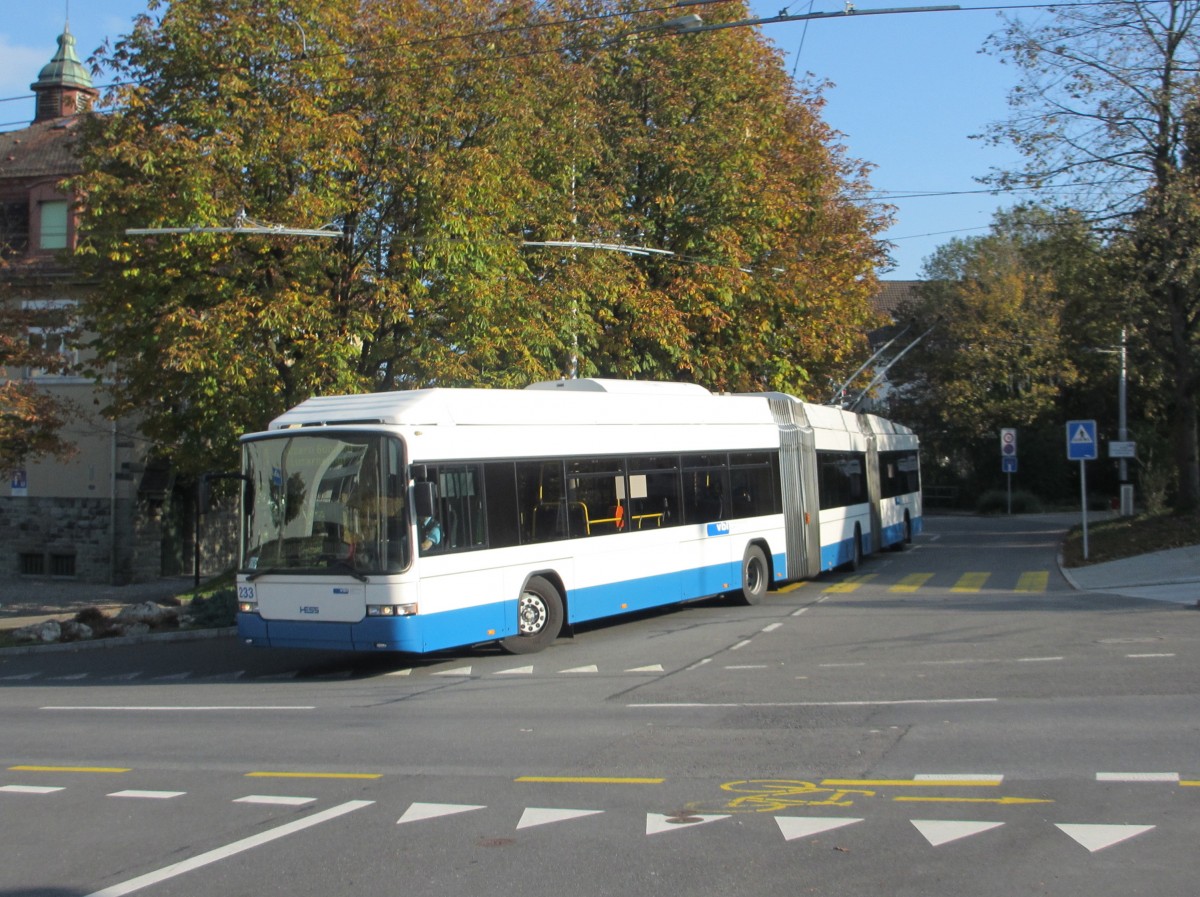 VBL Nr. 233 (Hess Lightram3) verlässt am 29.10.2014 die Endschleife Obernau.