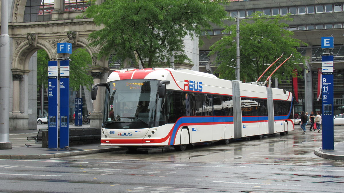 VBL Trolleybus Nr. 406 (Hess, LighTram4, 2016) am 5. Juli 2018 vor dem Hauptbahnhof Luzern.