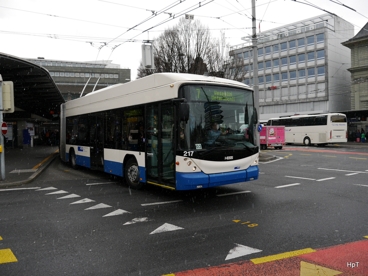 VBL - Trolleybus Nr.217 unterwegs auf der Linie 7 in Luzern bei den Bushaltestellen vor dem SBB Bahnhof Luzern am 03.02.2018