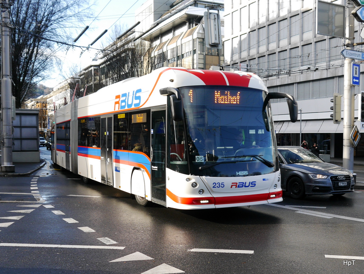VBL - Trolleybus Nr.235 unterwegs auf der Linie 1 vor dem Bahnhof in Luzern am 09.12.2017