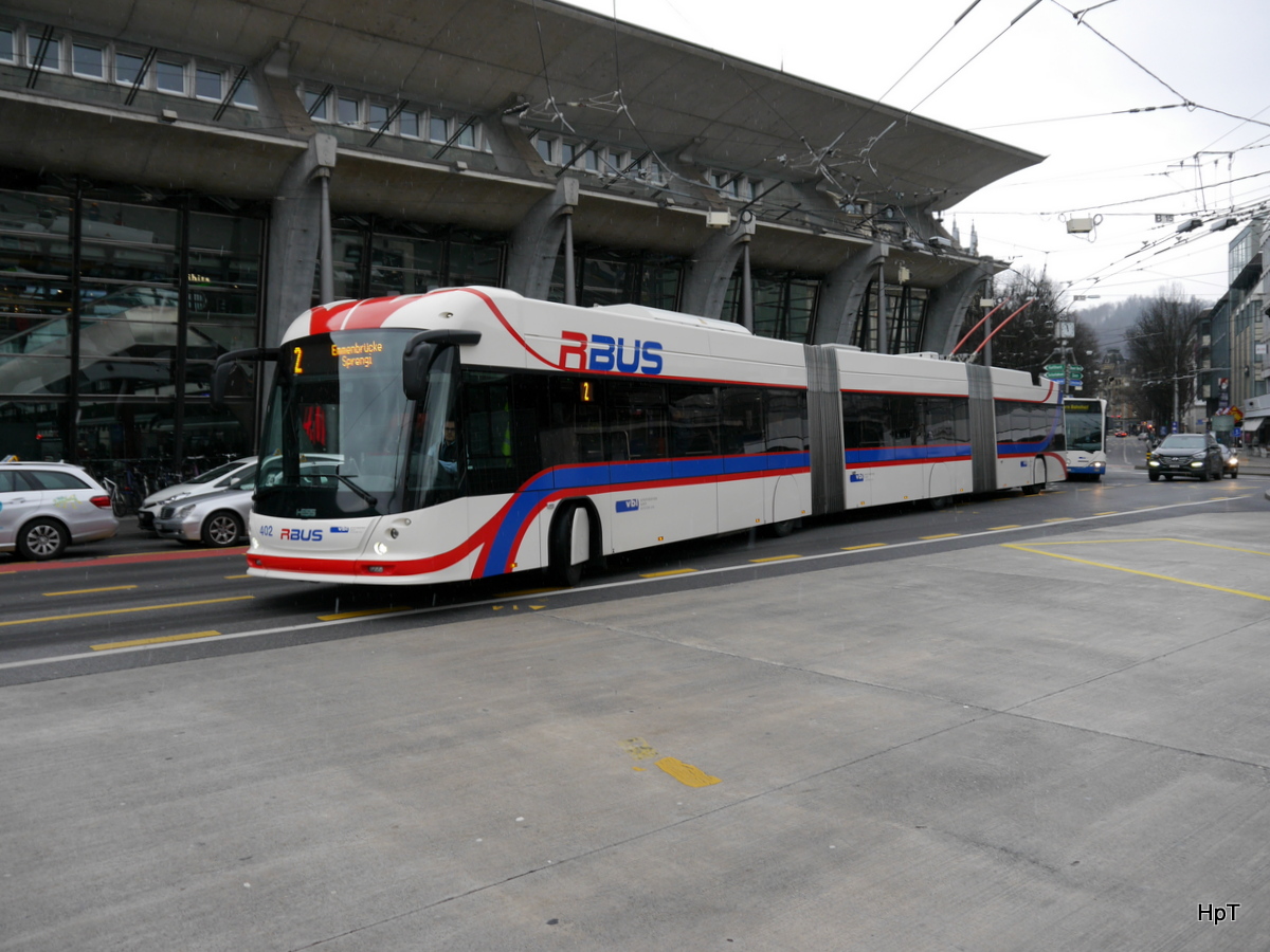 VBL - Trolleybus Nr.402 unterwegs auf der Linie 2 in Luzern bei den Bushaltestellen vor dem SBB Bahnhof Luzern am 03.02.2018
