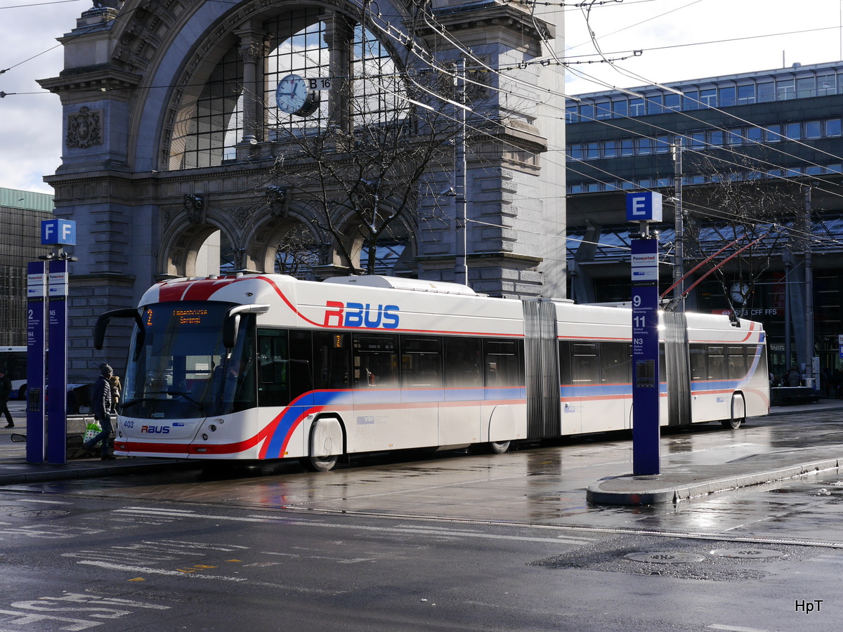 VBL - Trolleybus Nr.403 unterwegs auf der Linie 2 vor dem Bahnhof in Luzern am 09.12.2017