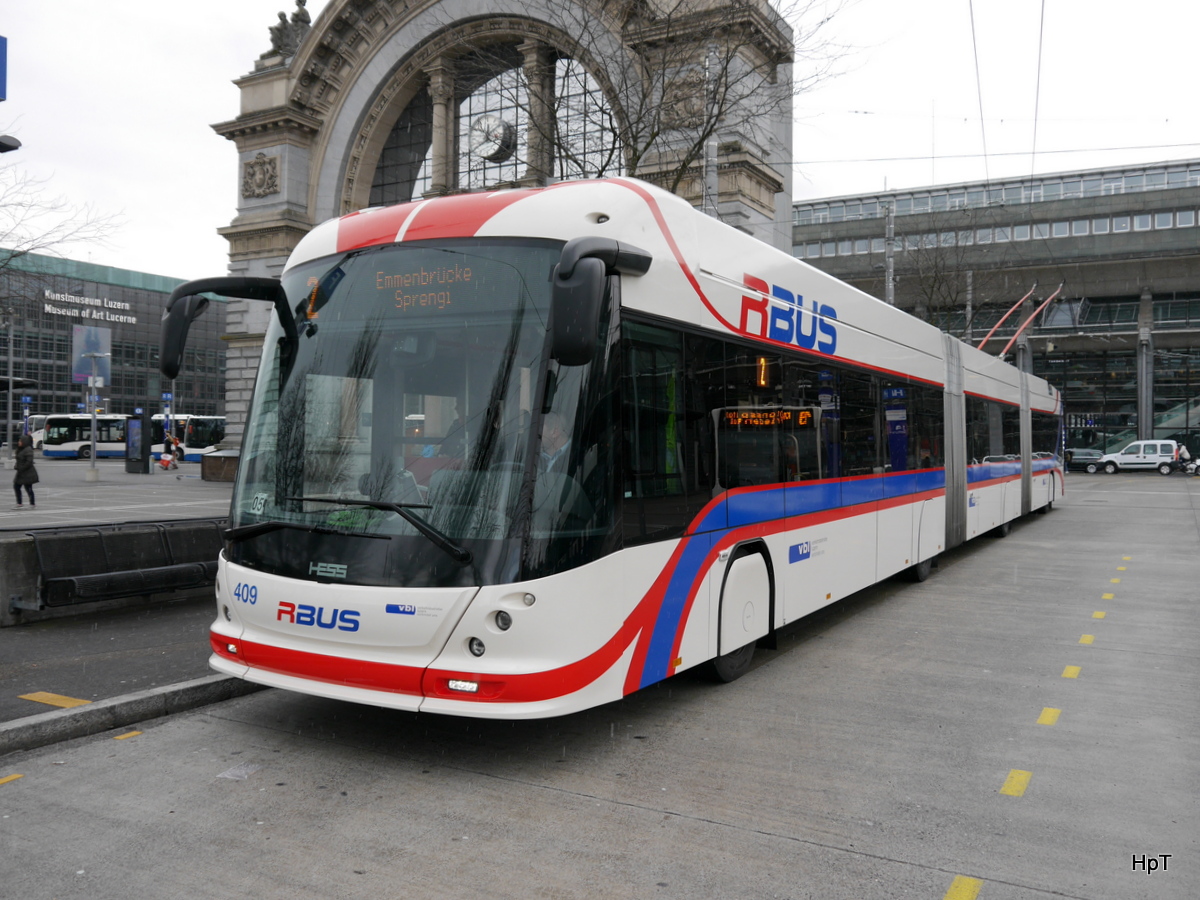 VBL - Trolleybus Nr.409 unterwegs auf der Linie 2 in Luzern bei den Bushaltestellen vor dem SBB Bahnhof Luzern am 03.02.2018