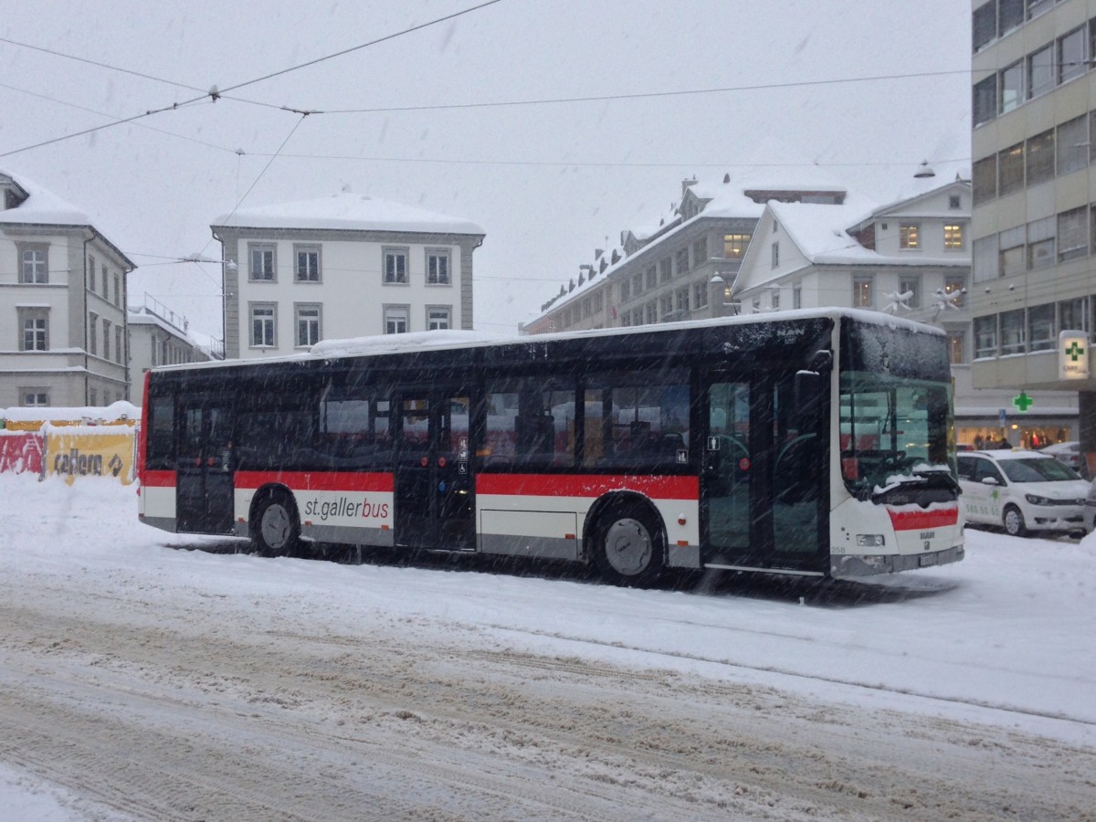 VBSG MAN Nr. 258 beim Bahnhofplatz in St. Gallen, 30.12.2014.