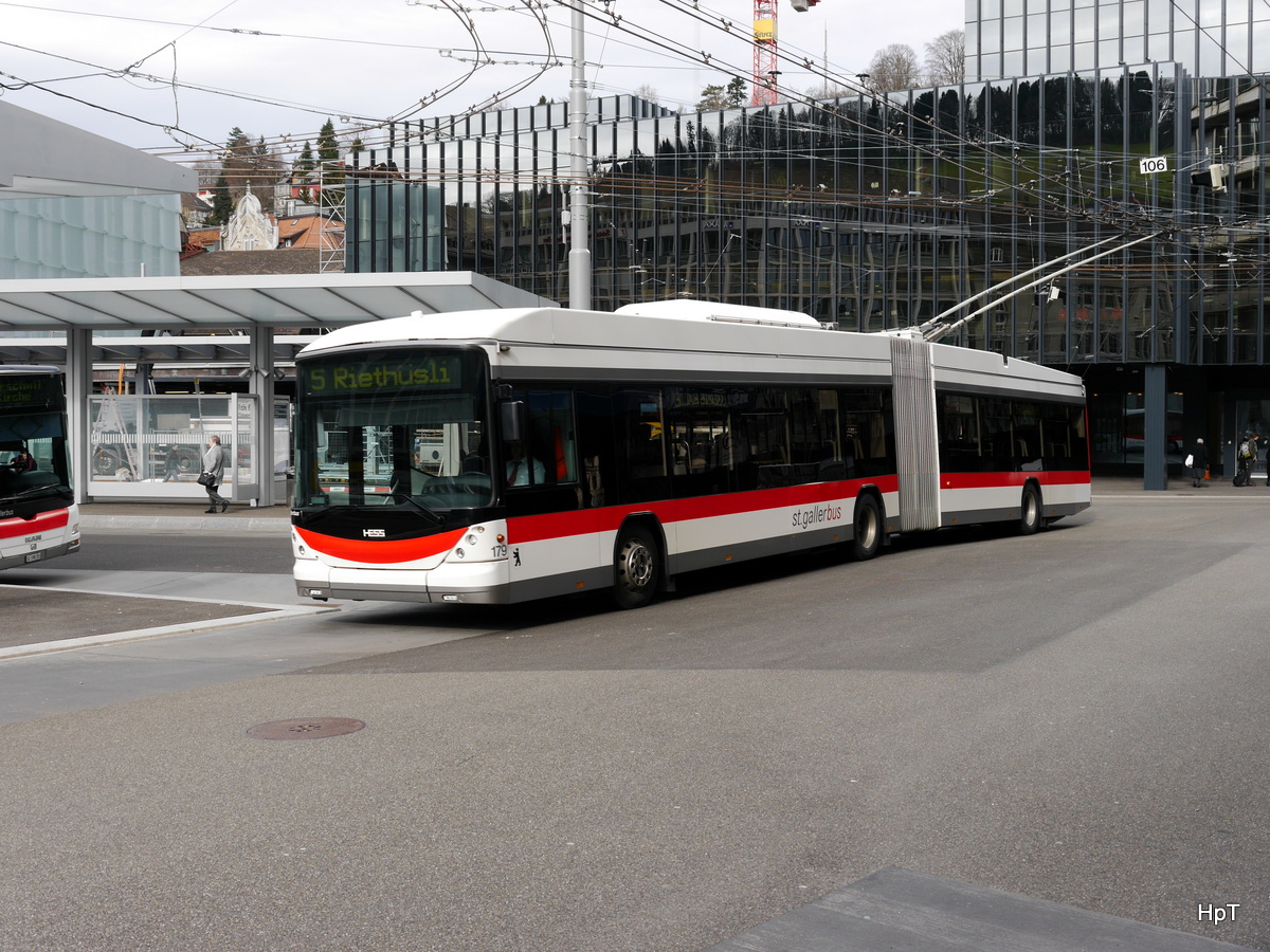 VBSG - Trolleybus Nr.179 unterwegs auf der Linie 5 vor dem Bahnhof bei den Bushaltestellen in St.Gallen am 09.03.2018