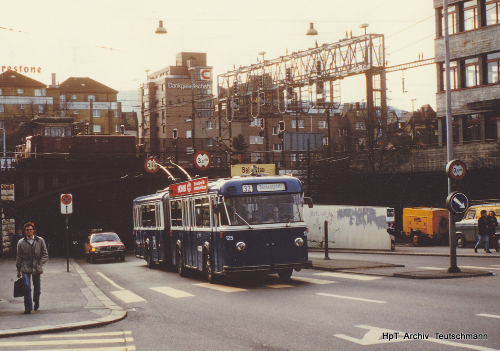VBZ - FBW  Trolleybus Nr.125 unterwegs auf der Linie 32 im Februar 1982 .. Archiv Teutschmann