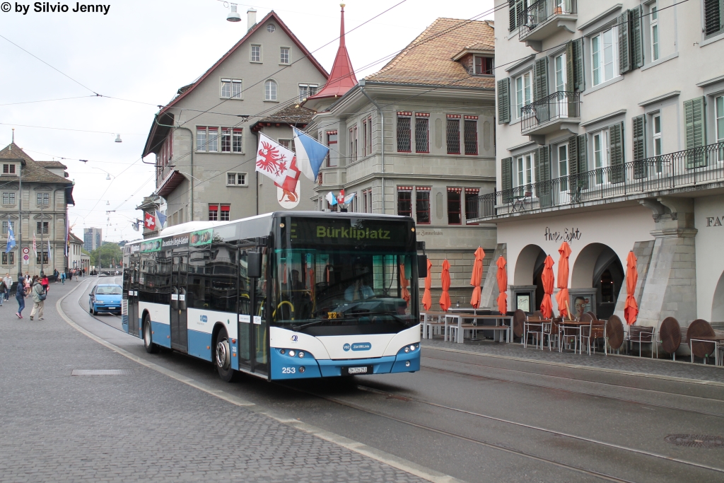 VBZ Nr. 253 (Neoplan Centroliner Evolution N4516) am 1.8.2015 beim Helmhaus auf der Tramersatzlinie Central - Bürkliplatz
