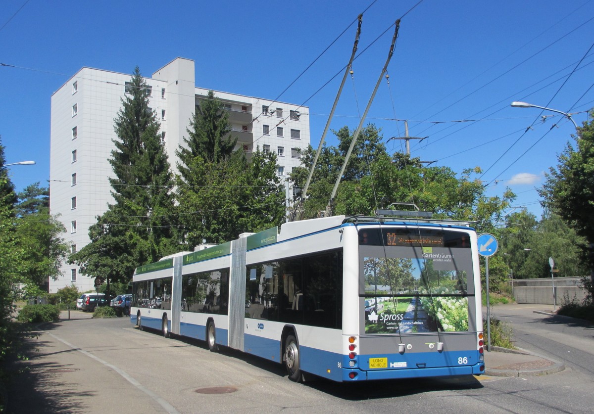 VBZ Nr. 86 (Hess LighTram3 BGGT-N2C) am 1.7.2014 beim Endpunkt Holzerhurd (Affoltern). Für die nördliche Teilstrecke der Linie 32 zwischen Bucheggplatz und Holzerhurd ist eine Tramlinie in Planung. 