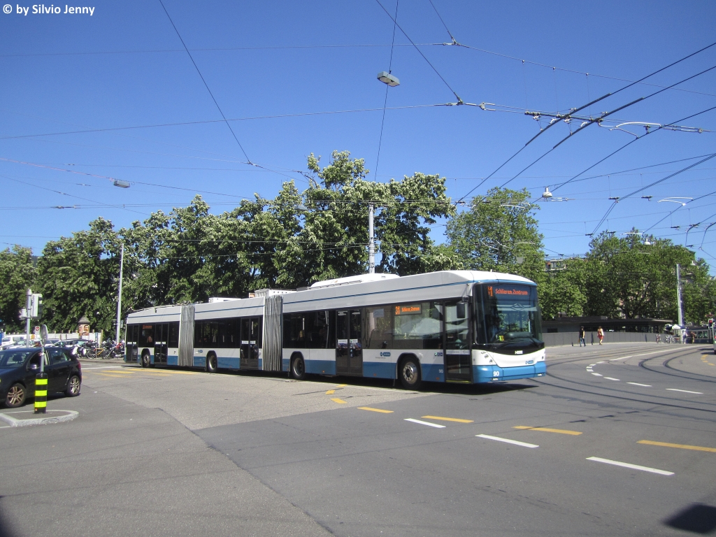 VBZ Nr. 90 (Hess Lightram BGGT-N2C) am 19.7.2016 bei der Haltestelle Sihlpost. Infolge der Gleisbaustelle in der Löwenstrasse werden die Busse der Linie 31 überdie Kasernenstrasse umgeleitet, dabei machen sie vom Batteriebetrieb Gebrauch.