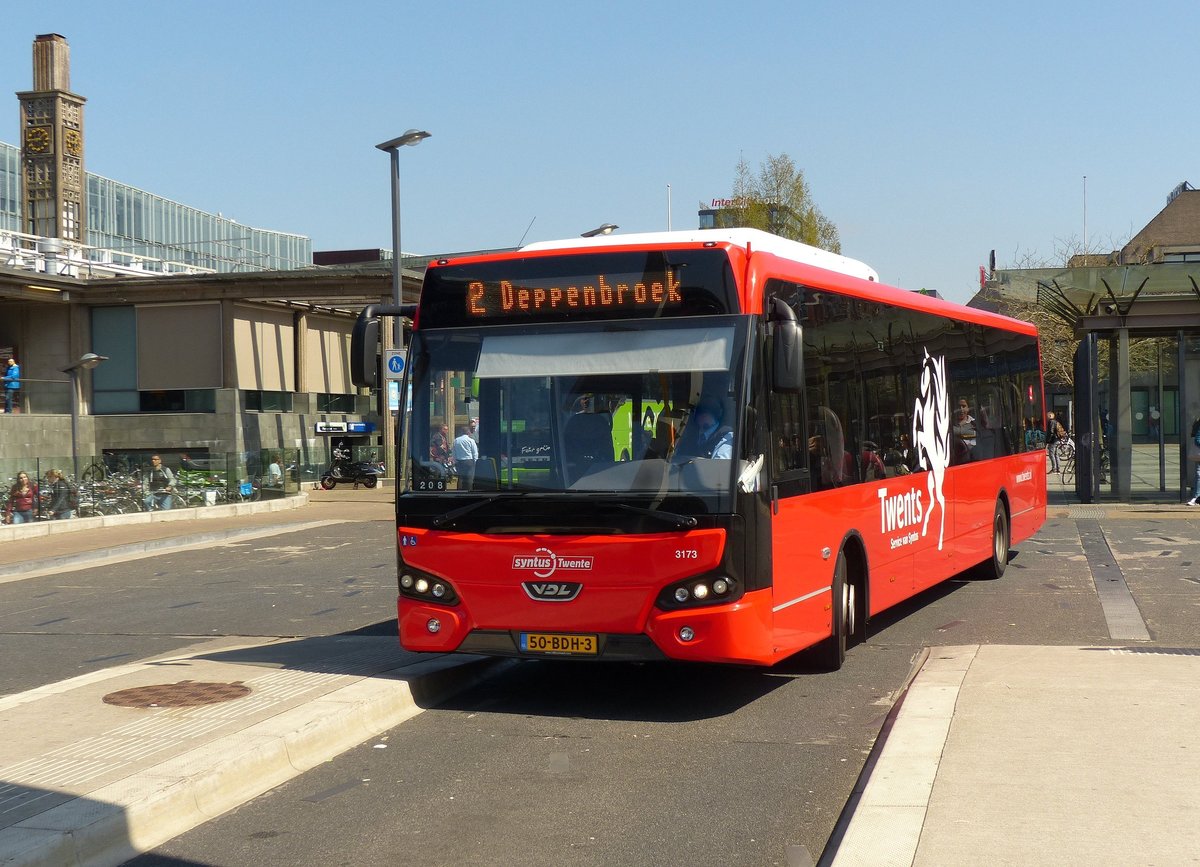 VDL Citea '3173' von syntus Twente am Bahnhof von Enschede im April 2015. 