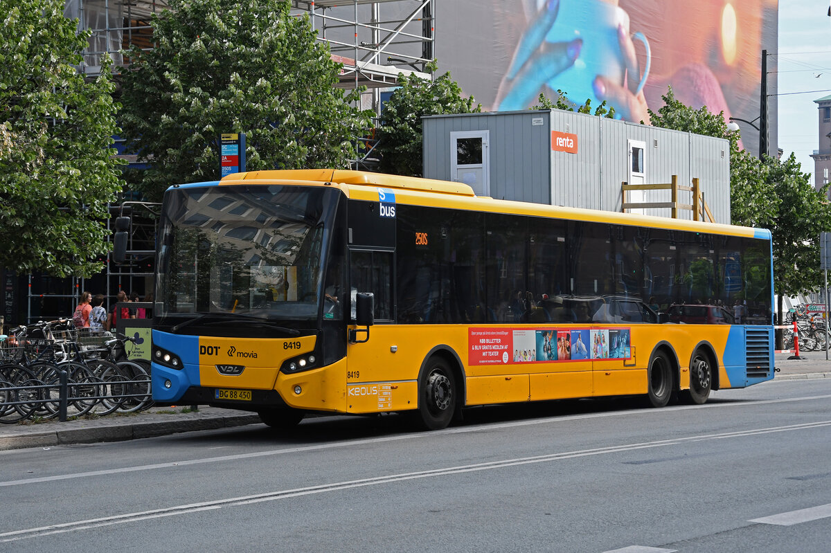 VDL Elektrobus 8419, auf der Linie 250S fährt am 25.06.2023 durch die Vesterbrogade.