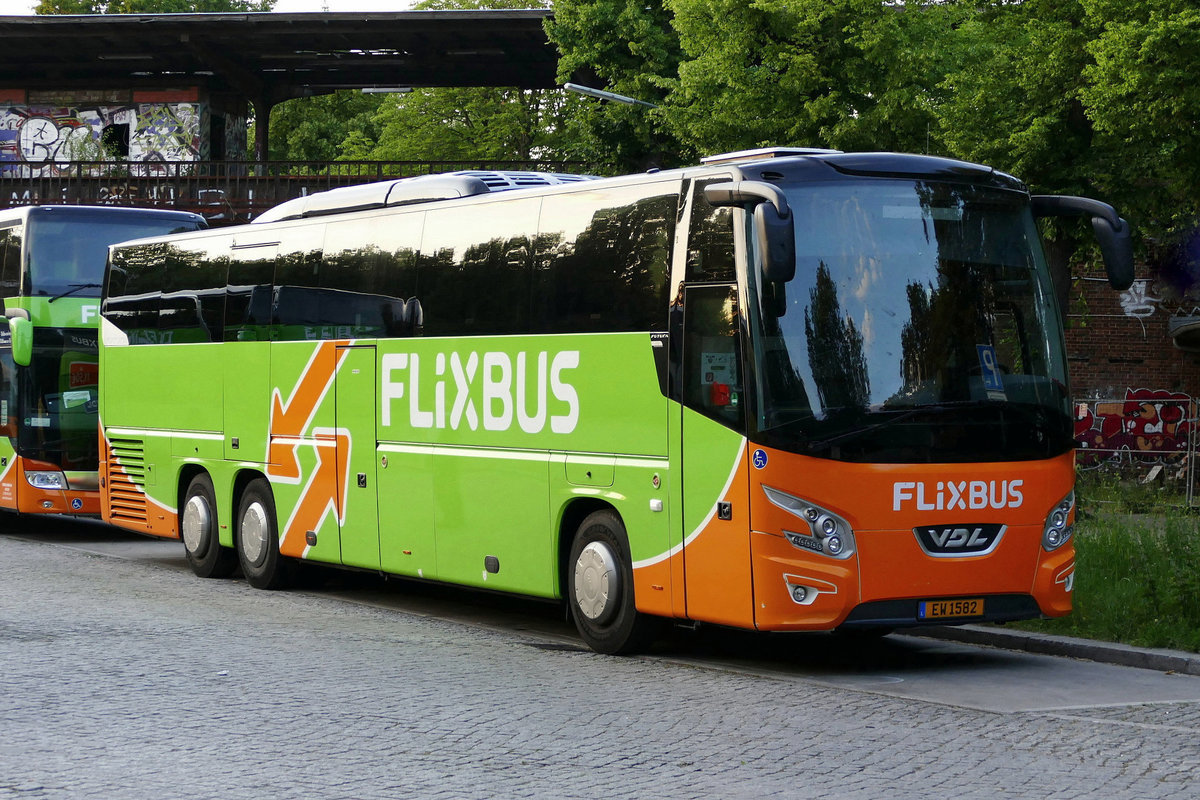 VDL Futura von 'Voyages Emile Weber /Flixbus' aus Luxemburg, Berlin -Siemenstadt im Mai 2018.