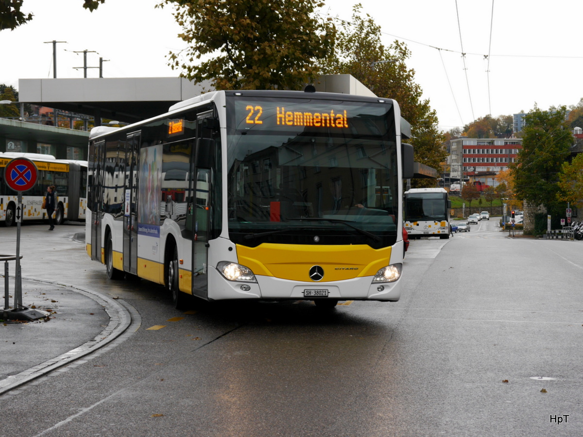 Verkehrsbetriebe Schaffhausen - Mercedes Citaro Nr.21  SH 38021 bei der wegfahrt von den Bushaltestellen neben dem Bahnhof in Schaffhausen am 25.10.2016